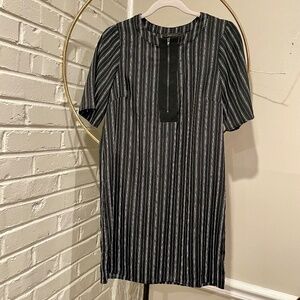 BCBG MaxAzria Tunic Blouse Size XS Black and White. Stylish short-sleeved design